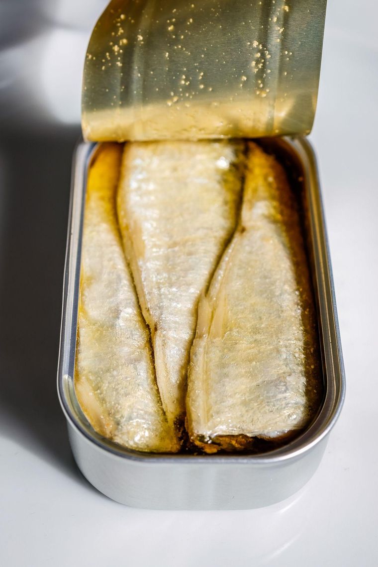 El principal nutriente que se consigue en las sardinas son los ácidos grasos omega 3, claves para el funcionamiento del cerebro y el corazón