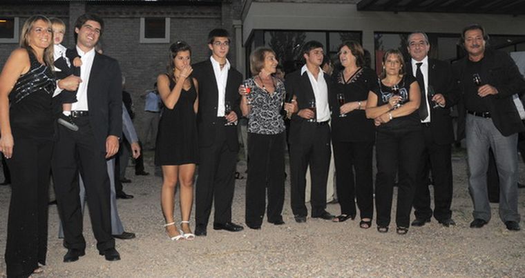 Walter Bressia, su mujer Marita, y toda su familia, en una gran foto en la entrada de la bodega. Foto: Gentileza Gustavo Sabéz