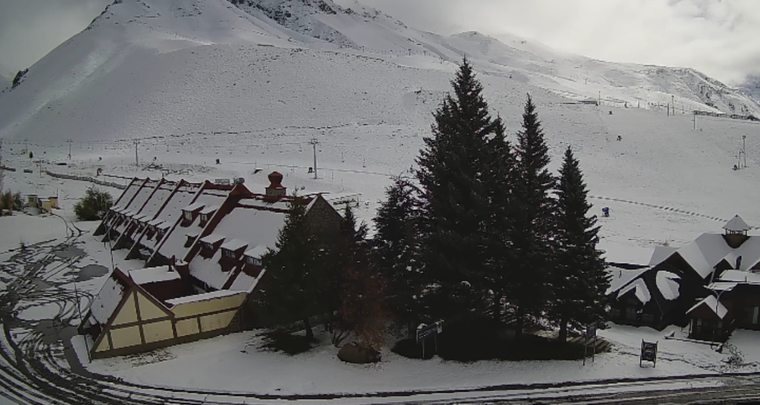 Este lunes Las Leñas se cubrió de nieve.