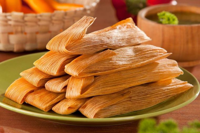 Aprende paso a paso a preparar sabrosos tamales al estilo mexicano.