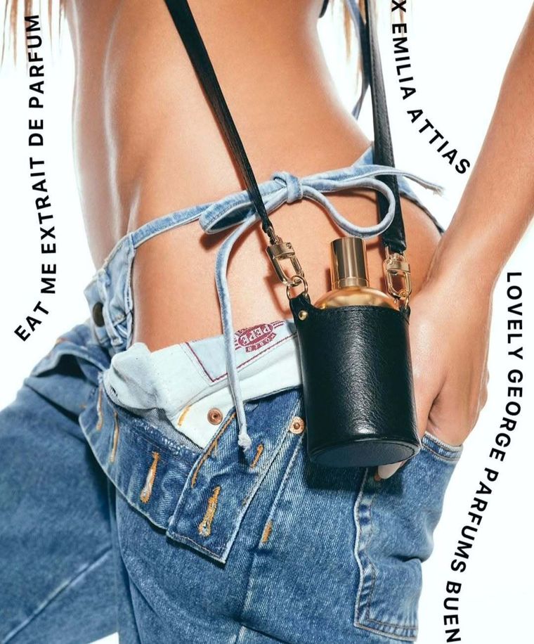 Con un bikini de jean y un bolso negro que llevaba el nuevo lanzamiento de fragancia. Con un bikini de jean y un bolso negro que llevaba el nuevo lanzamiento de fragancia.