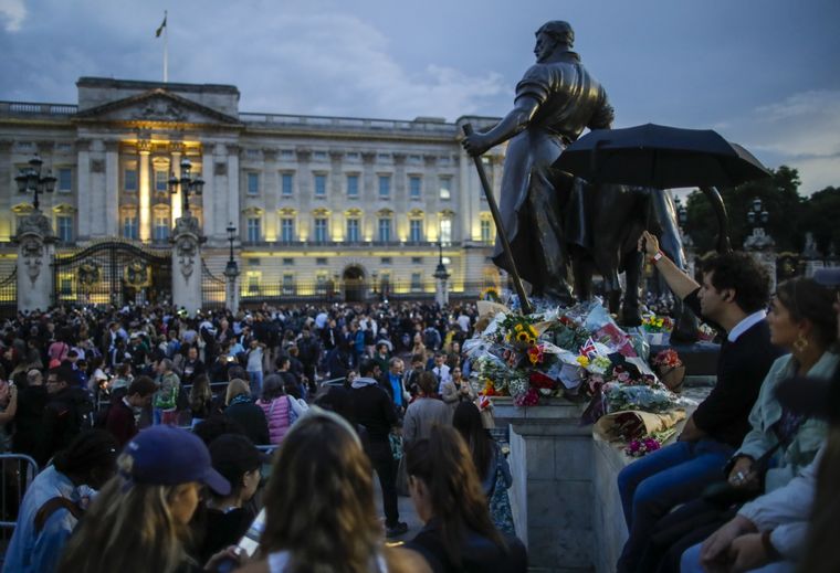 La gente se agolpó en el Palacio de Buckingham para despedir a la monarca Foto: EFE