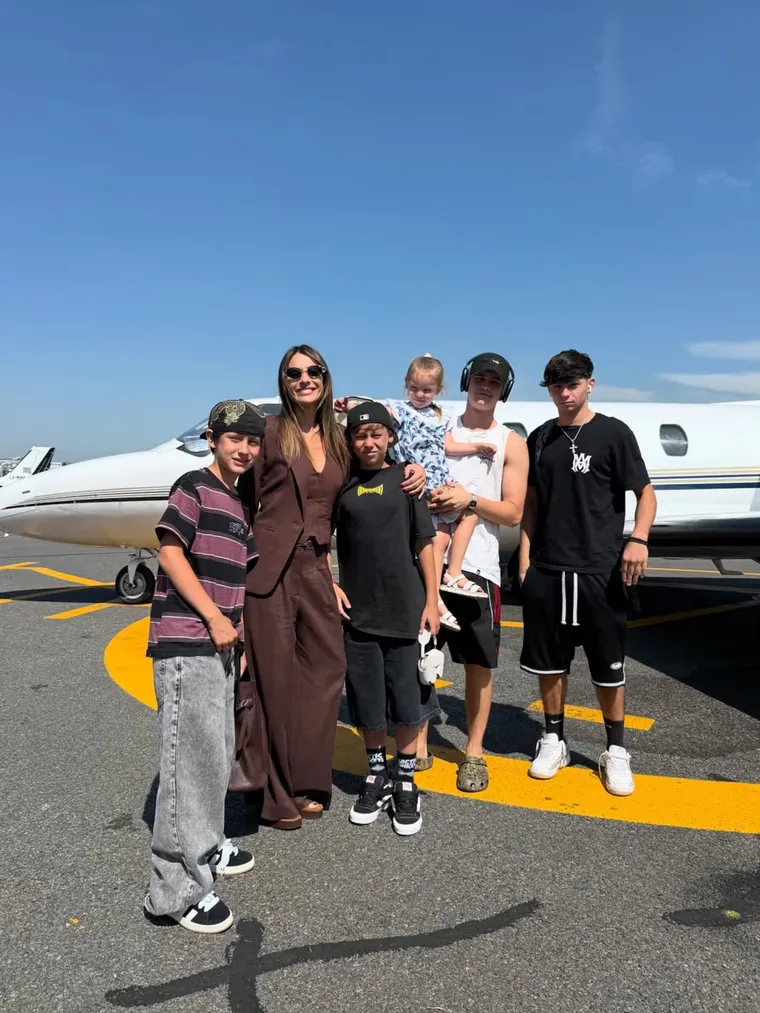 Los looks de Pampita y su familia. Los looks de Pampita y su familia.