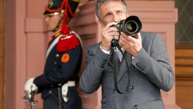 Víctor Bugge Víctor Bugge, fotógrafo presidencial durante los últimos 47 años, anunció su retiro y será homenajeado por el Gobierno.