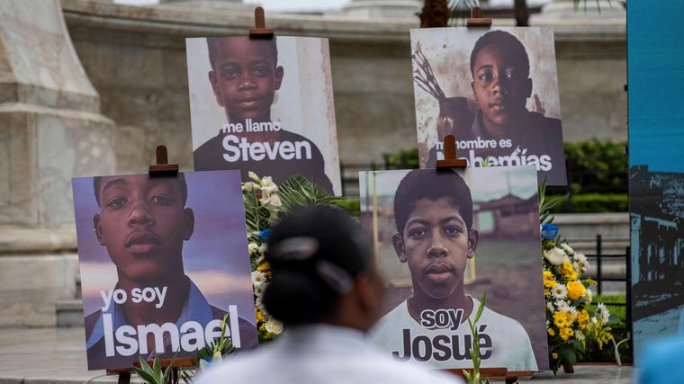 Los retratos de Josué, Ismael, Steven y Nehemías presidían el acto de disculpas públicas.