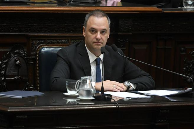 Misión cumplida para Adorni: del no voy a renunciar a los dardos contra el kirchnerismo