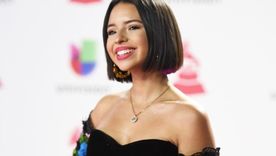 Ángela Aguilar sufrió una caída en pleno show. Foto: UNIVISION