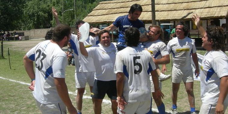El Mendoza Rugby Club festeja el torneo obtenido.