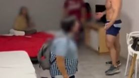 Los miembros del grupo organizaban encuentros con adultos a través de perfiles falsos en redes sociales y aplicaciones de citas. Foto: Captura de pantalla