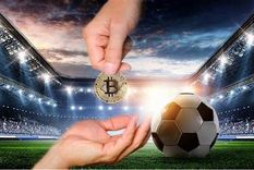 El fútbol, el deporte más popular del mundo, se ha convertido en el escenario ideal para que las criptomonedas consoliden su presencia. Foto: Archivo MDZ