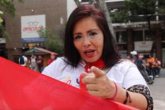 "Trump es contigo: entréganos a nuestro presidente, Nicolás Maduro", dice efusiva Gelen Correa, una chavista.
