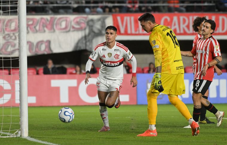 Luiz Araújo le puso el moño a una estupenda jugada colectiva de Flamengo.  