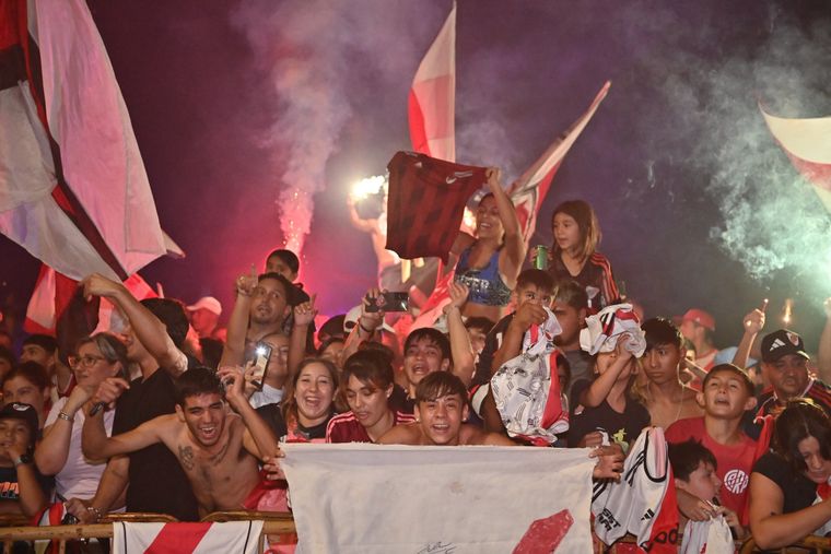 Los simpatizantes mendocinos de River recibieron al plantel con mucho calor y color.