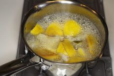 Hervir hojas de laurel y cáscaras de limón aromatiza la casa y purifica el aire. Foto: Shutterstock