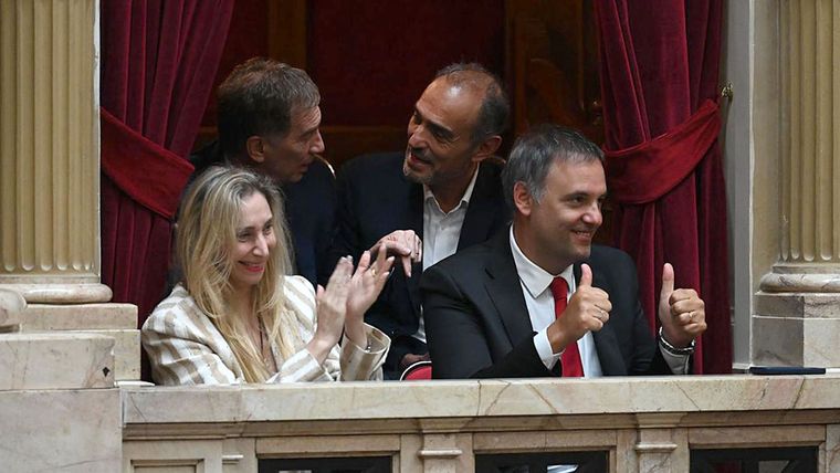 El Gobierno celebró el triunfo de la reforma laboral en la Cámara de Diputados y se aproxima a su revalidación final en el Senado. El Gobierno celebró el triunfo de la reforma laboral en la Cámara de Diputados y se aproxima a su revalidación final en el Senado.