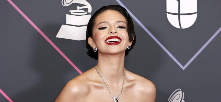 Ángela Aguilar adora la ley de compensación en la moda. Foto: Diario La Opinión - laopinion.com