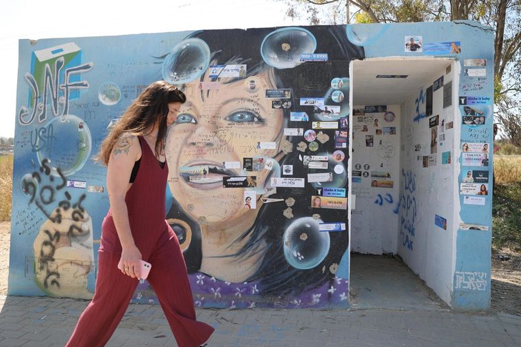Una mujer observa monumentos conmemorativos a las víctimas en un refugio antiaéreo que murieron durante el ataque de Hamas del 07 de octubre cerca de la frontera con la Franja de Gaza Foto: EFE/EPA/ABIR SULTAN