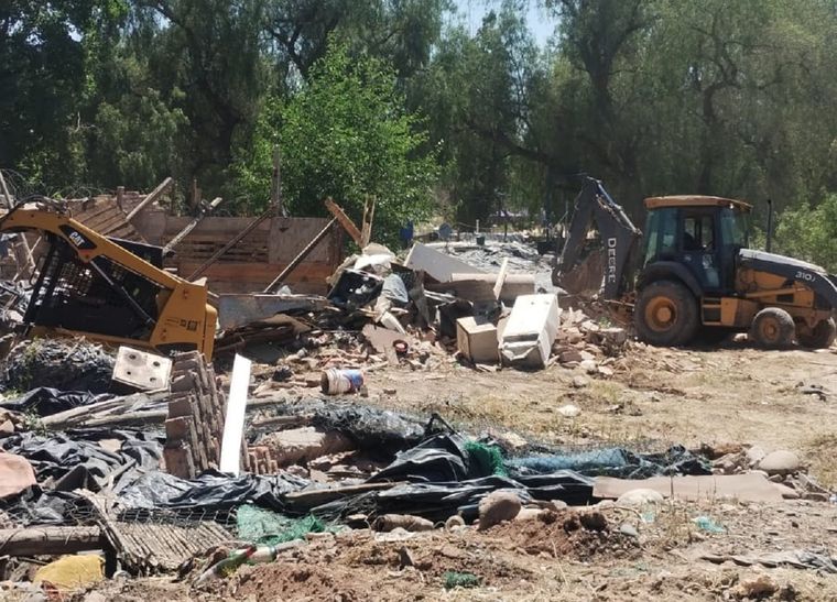 La demolición de los asentamientos se realiza el mismo día que se entregan los barrios del IPV a las familias. La demolición de los asentamientos se realiza el mismo día que se entregan los barrios del IPV a las familias.