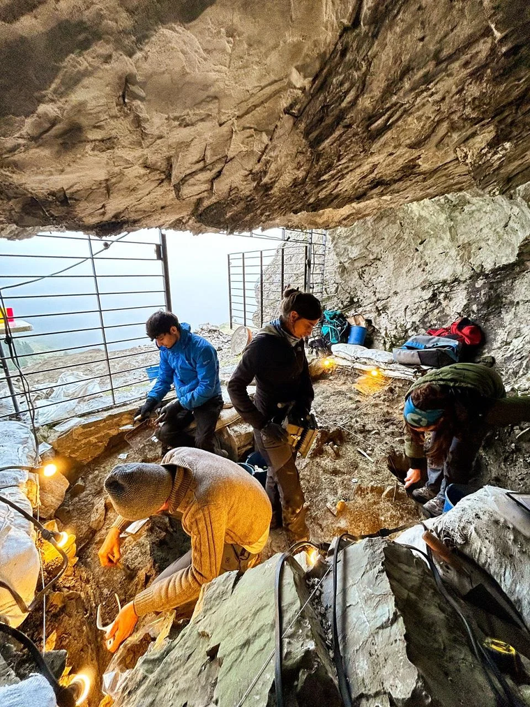 En el interior de la cueva, el hallazgo dejó al descubierto fogones, huesos, cerámicas, herramientas y restos de un mineral verde vinculado con el cobre. En el interior de la cueva, el hallazgo dejó al descubierto fogones, huesos, cerámicas, herramientas y restos de un mineral verde vinculado con el cobre.
