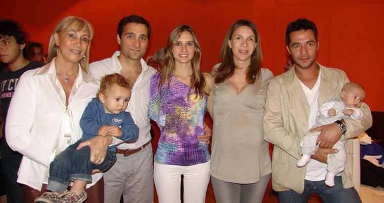 Super familia: Cristina Sibilla, Juan Cruz Carballo, Javier Riva, Yamila Murga, Carolina Sánchez, Fernando Sibilla y su hijo, Ivo. Foto: MDZ