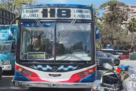 Según testigos del hecho, el menor se soltó de la mano de su madre y salió corriendo hacia la calle justo en el momento en que pasaba el colectivo. Según testigos del hecho, el menor se soltó de la mano de su madre y salió corriendo hacia la calle justo en el momento en que pasaba el colectivo.