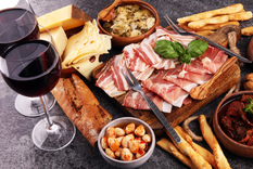Saborea la tradición italiana con nuestro antipasto hecho en casa Foto: Shutterstock