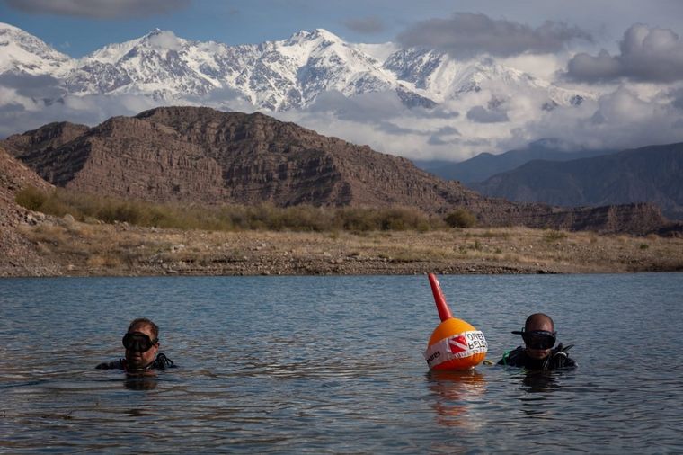 Buceo en Potrerillos Los Buzos de Aquanautas Mza en el dique Potrerillos. Foto: Ignacio Blanco