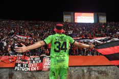 Mansilla celebra mirando a la popular del Patrón. Foto: Télam