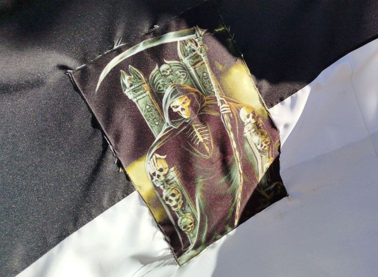 San La Muerte, en una bandera de su altar en Luján de Cuyo. Foto Ulises Naranjo