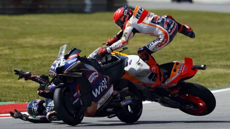 Márquez en el aire y Olivera en el suelo. Duro accidente en Portimao.