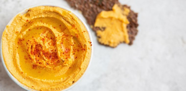 Lúcete preparando este exquisito hummus de zanahoria Foto: Shutterstock