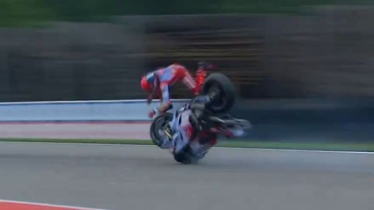 Márquez vuela tras ser despedido por su moto. Foto: Captura Video