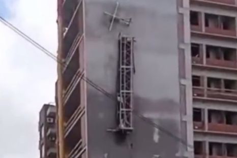 Dos obreros quedaron heridos tras caer de un andamio en Tandil. Dos obreros quedaron heridos tras caer de un andamio en Tandil.