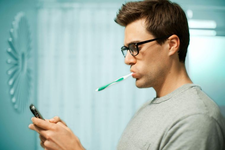 Es importante concentrarse en el cepillado de los dientes y no estar haciendo otra cosa al mismo tiempo, como mirar el teléfono.