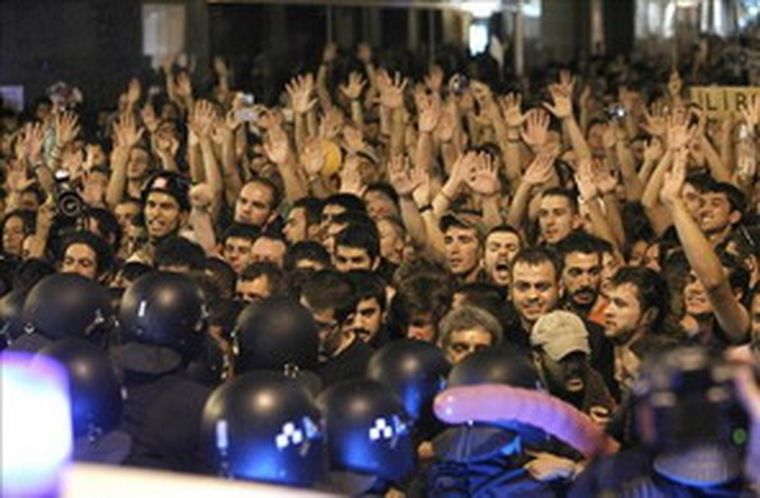 La policía custodia los accesos a la Puerta del Sol, en Madrid.