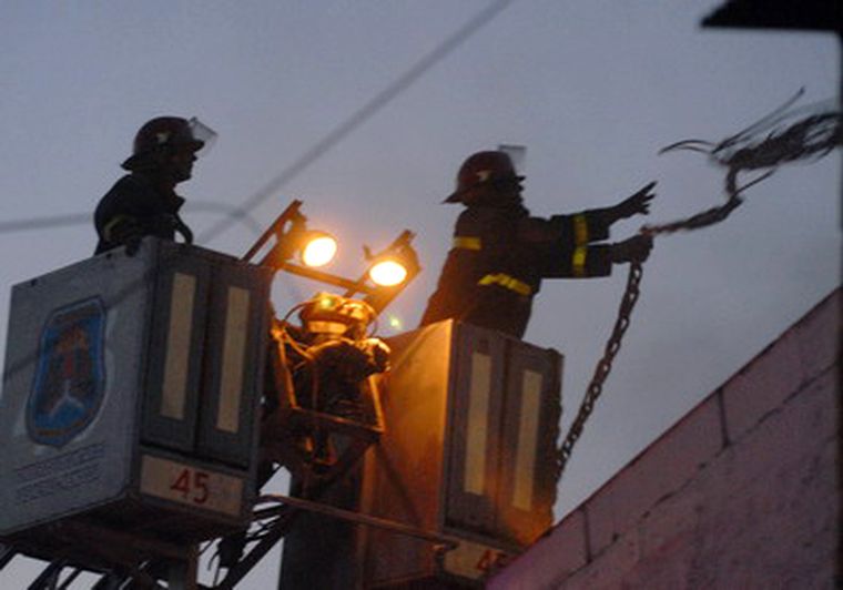 Bomberos trabajando donde se desató el fuego. Foto: Nacho Gaffuri / MDZ