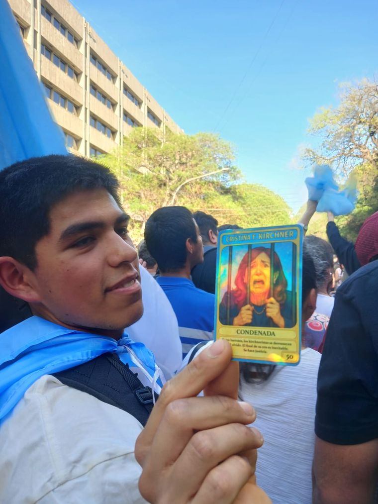 Una carta anticristina como parte del folklore. Libertarios y kirchneristas se acusaban mutuamente de corruptos. 