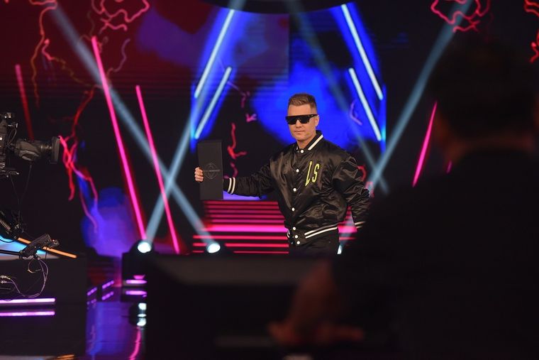 Santiago del Moro con el sobre esperado Foto: Telefe