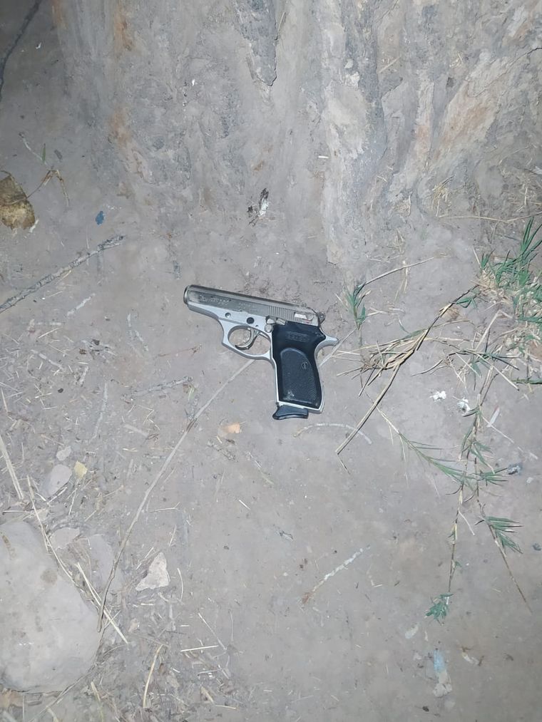 La pistola Bersa incautada en el procedimiento. La pistola Bersa incautada en el procedimiento.