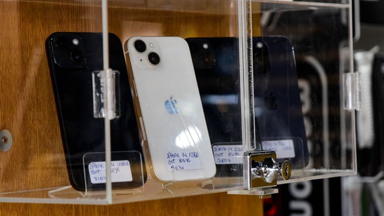 En muchos casos, los celulares están más baratos en Argentina que en Chile. En muchos casos, los celulares están más baratos en Argentina que en Chile.
