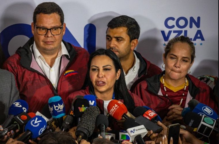 La presidenta del partido Encuentro Ciudadano, Delsa Solórzano, hace una declaración este domingo en Caracas (Venezuela) Foto: EFE/ Henry Chirinos