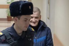 Foto: GETTY IMAGES. Yury Dmitriev es escoltado por un policía ruso en el tribunal. Foto: GETTY IMAGES. Yury Dmitriev es escoltado por un policía ruso en el tribunal.