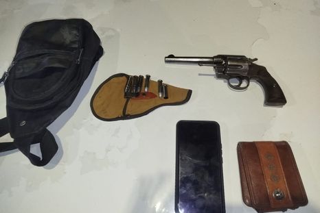 Los operativos permitieron secuestrar armas, vehículos y detener cuatro sujetos en Godoy Cruz. Los operativos permitieron secuestrar armas, vehículos y detener cuatro sujetos en Godoy Cruz.