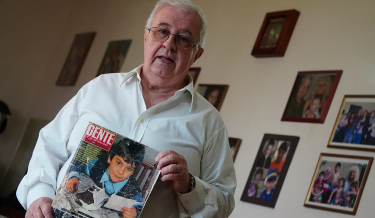 Pedro Peralta sosteniendo la revista. Crédito: ADN Sur