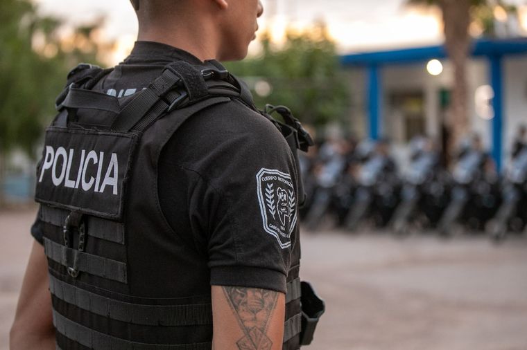 Los vecinos piden más presencia policial en los barrios para combatir la inseguridad. Los vecinos piden más presencia policial en los barrios para combatir la inseguridad.