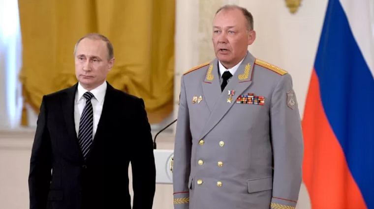 Vladimir Putin y Aleksandr Dvornikov en Moscú Foto: GETTY IMAGES