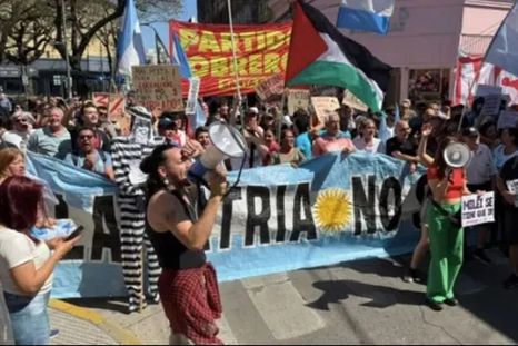 tension en santa fe por la visita de milei: por incidentes suspendio una recorrida por la peatonal tension en santa fe por la visita de milei: por incidentes suspendio una recorrida por la peatonal