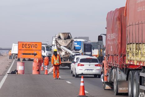 Camiones, colectivos y autos particulares avanzaron a paso de hombre en sectores donde comenzaron los cortes programados por obras en el Acceso Este. Camiones, colectivos y autos particulares avanzaron a paso de hombre en sectores donde comenzaron los cortes programados por obras en el Acceso Este.
