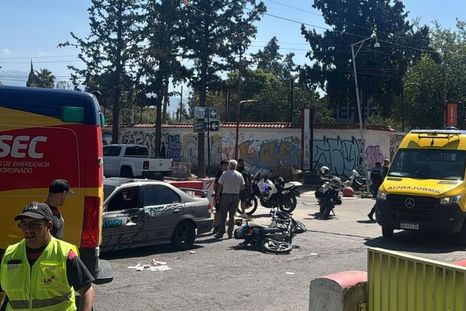 Dos mujeres resultaron heridas cuando la motociclenta en la que circulaban colisionó contra un automóvil. Dos mujeres resultaron heridas cuando la motociclenta en la que circulaban colisionó contra un automóvil.