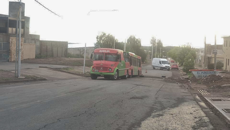 &nbsp;Socavón en Las Heras: Un colectivo quedó atrapado en otro pozo vial.